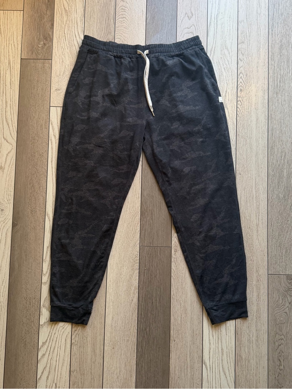 Vuori women’s Black Camouflage Jogger Pants - L